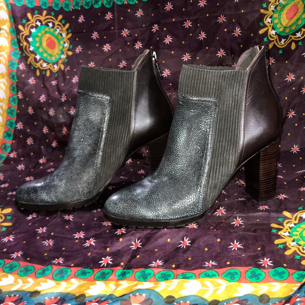 DONALD J. PLINER ANKLE BOOTS NWOT